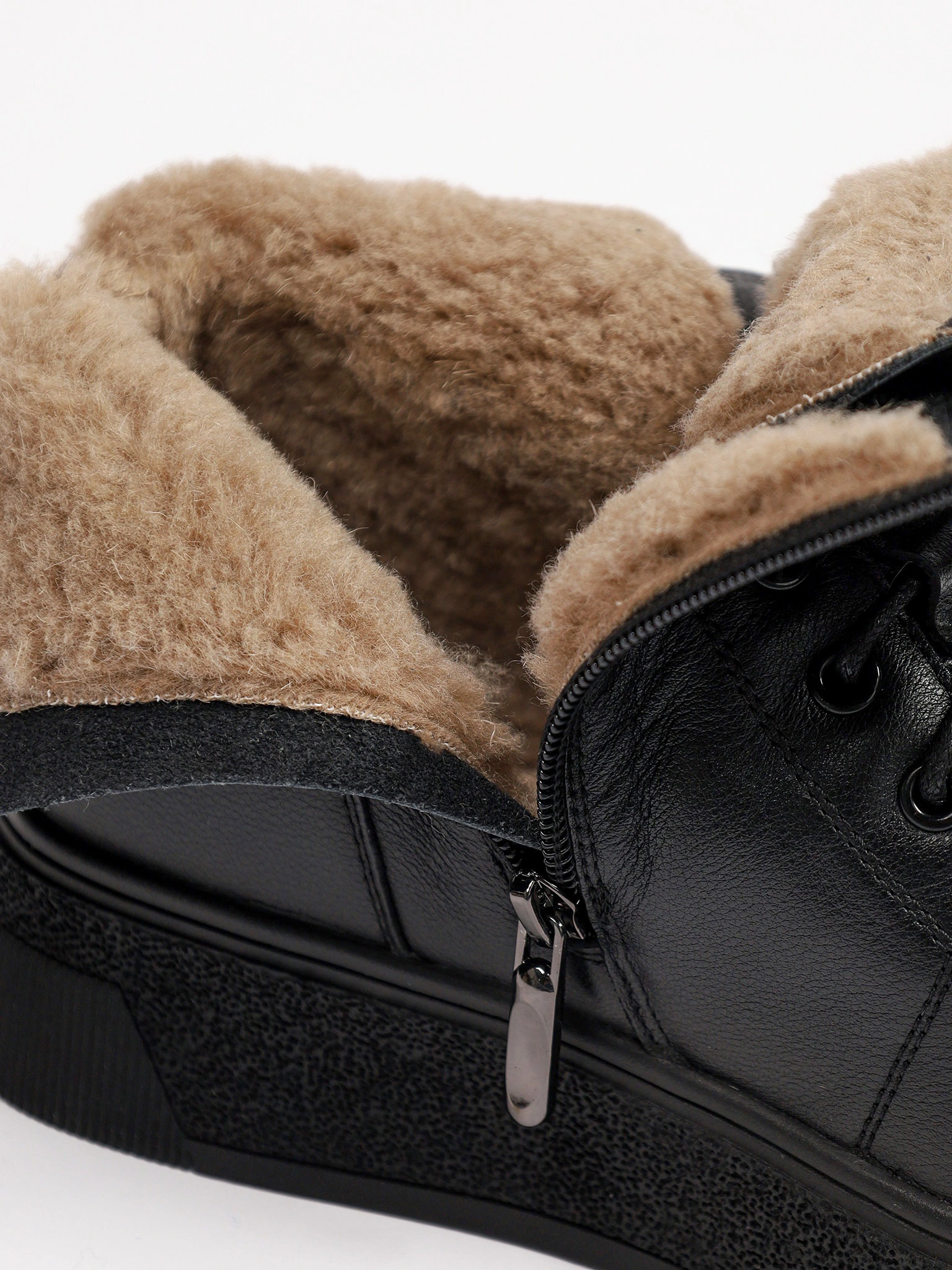 Ботинки черного цвета на средней платформе